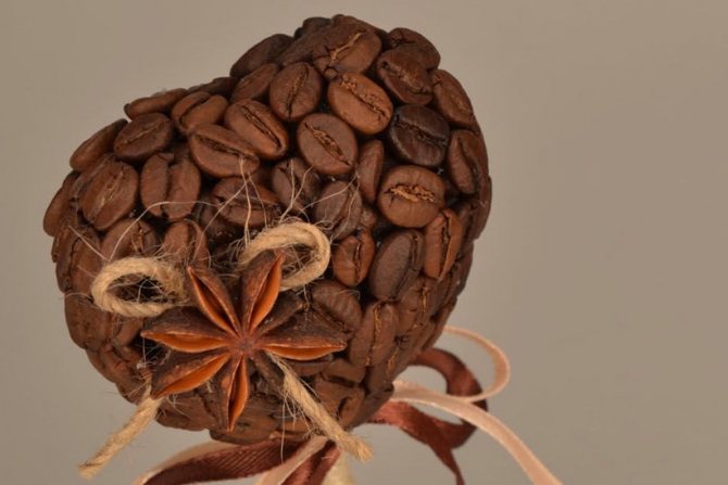 Аккуратную симметричную заготовку для короны топиария из кофе в форме сердца можно сделать из картона (это будет основа) и ваты (создаст необходимый объем)