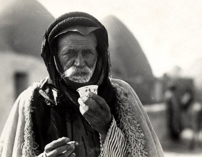 арабский бедуин с чашкой кофе