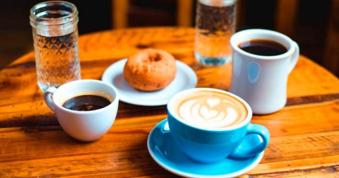 чашки с кофе на столе