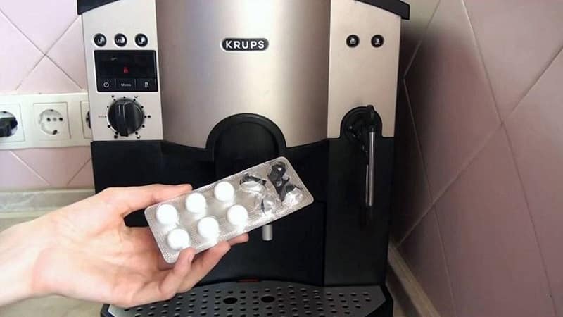 Cleaning tablet as a cleaning agent for coffee machines