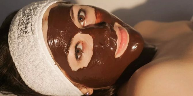 девушка с маской из какао, нанесенной на лицо