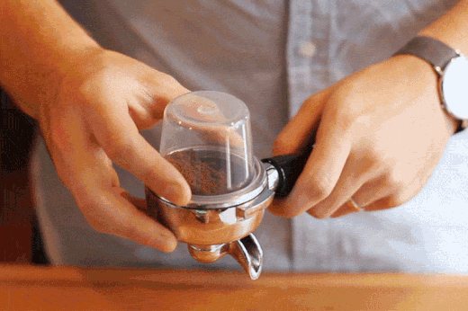 Дистрибуция (распределение) молотого кофе с помощью стаканчика