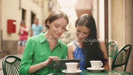 две девушки с кофе