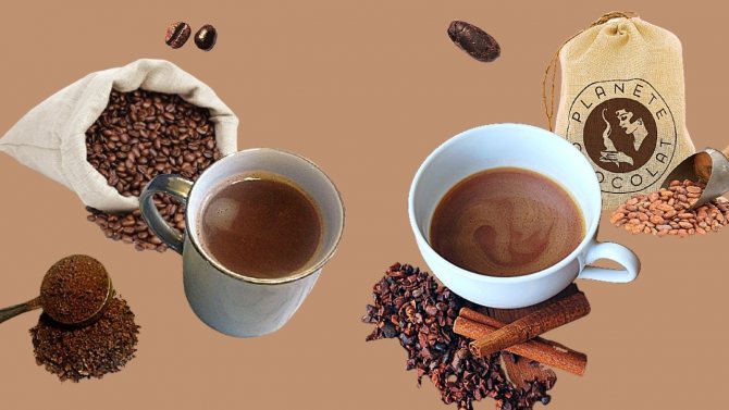 Фото kakao i kofe boby i dve chashki napitkov.
