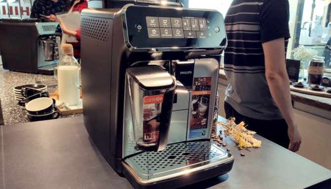Фото кофемашины Philips в кафе
