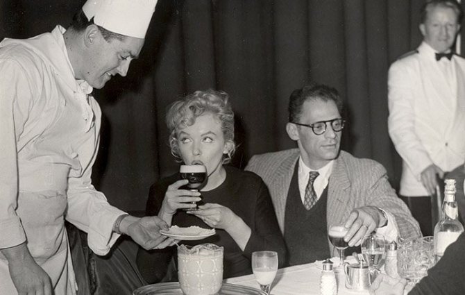 photo Marilyn Monroe drinks Irish coffee
