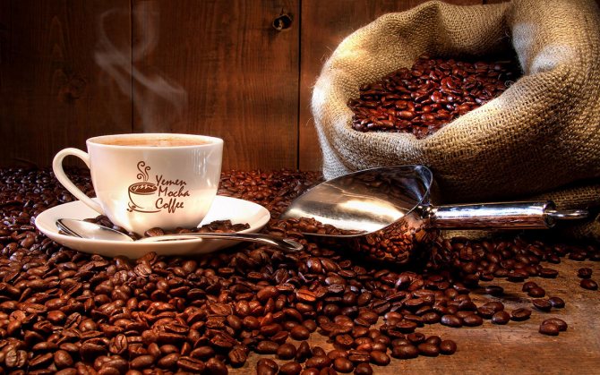 Йеменский кофе мокко на столе с мешком и чашкой