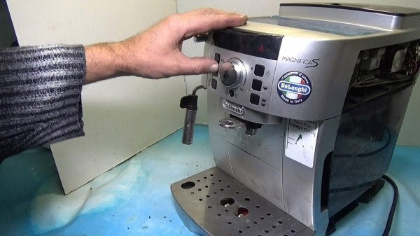 How to remove scale from a Delonghi coffee machine: how to remove deposits, how to clean individual elements of the machine?