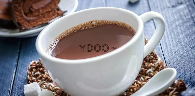 какао-порошок в белой чашек