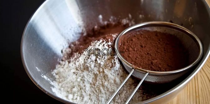 какао-порошок в миске с мукой