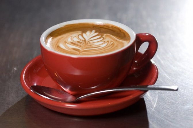 Кофе с молоком содержит избыток сахара.
