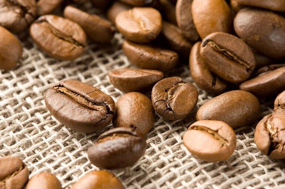 Кофе содержит витамины PP, B1 и B2, макро и микроэлементы, калий, кальций, натрий, железо, магний