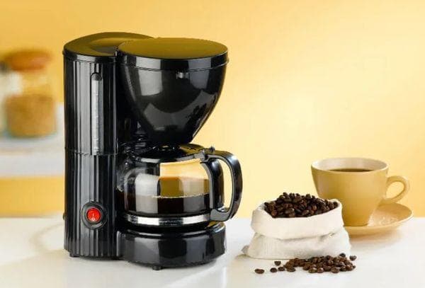 Кофеварка и кофейные зерна
