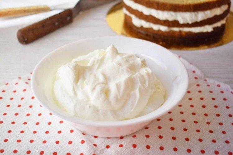 Cream for cake with sour cream
