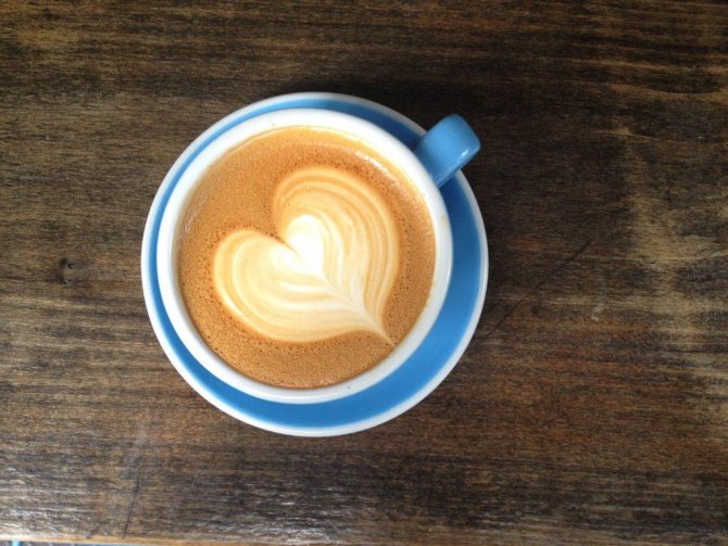 latte art drawing heart