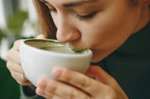 Матчамания: почему все переходят на чай в порошке и чем он лучше кофе