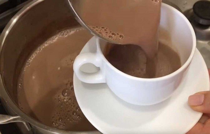 pour cocoa into cups