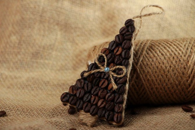 A very simple craft for beginners: a New Year&#39;s home pendant made from coffee beans glued to the base in one layer