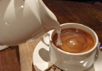 Полезные свойства кофе с молоком и его вред для организма