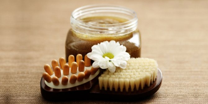 Scrub made from coffee with honey