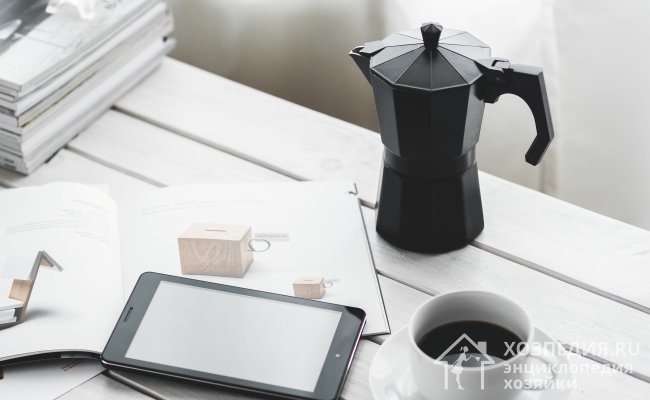 Modern geyser coffee makers are made of high-quality materials and have an attractive design.